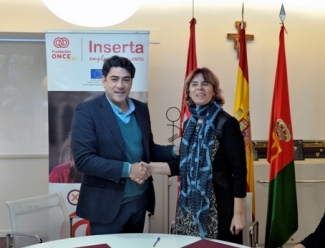 foto del saludo tras la firma del convenio