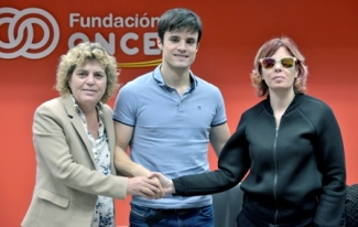 foto del saludo tras la firma del convenio