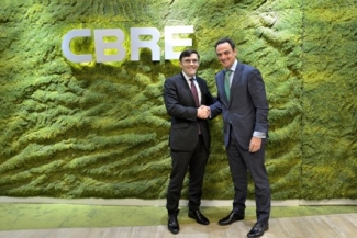 foto del saludo tras la firma del convenio