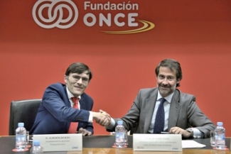 Foto del saludo tras la firma del convenio en Fundación ONCE