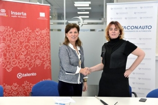 Foto del saludo tras la firma del Convenio