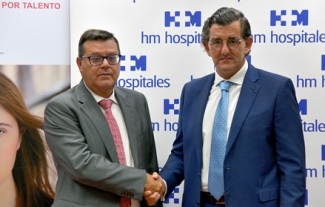 Foto del saludo tras la firma del convenio