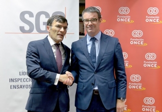 Foto del saludo tras la firma del convenio