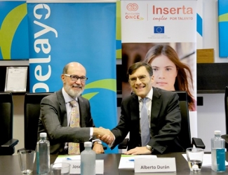 Foto del saludo tras la firma del convenio