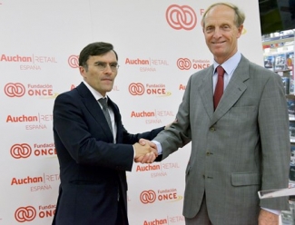 Foto del saludo tras la firma del convenio