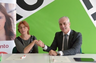 Foto del saludo tras la firma del convenio