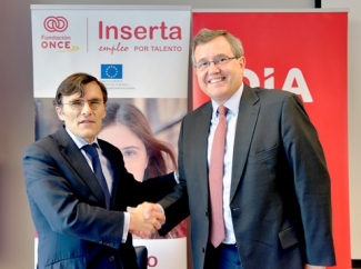 Foto del saludo tras la firma del convenio