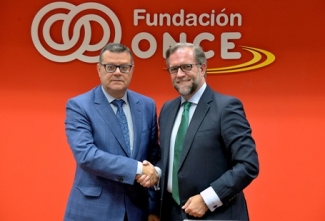 Foto del saludo tras la firma del convenio en Fundación ONCE