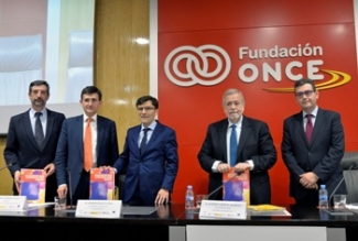 Foto de las personas que intervinieron en el acto de clausura