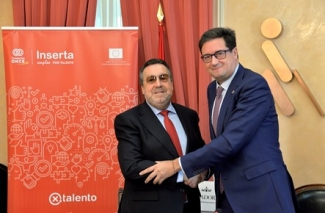 Foto del saludo tras la firma del convenio
