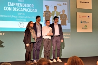Foto del momento de la entrega del premio