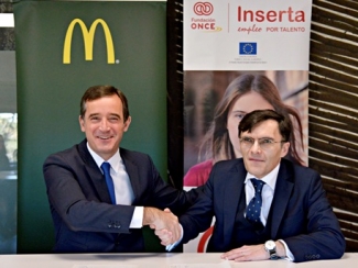 foto del saludo tras la firma del convenio