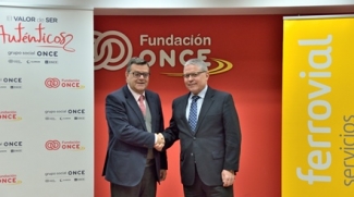 Foto del saludo tras la firma del convenio en Fundación ONCE