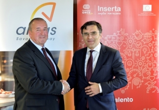 Foto del saludo tras la firma del convenio