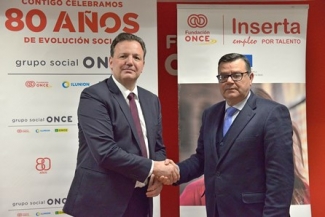 Foto del saludo tras la firma del convenio en Fundación ONCE
