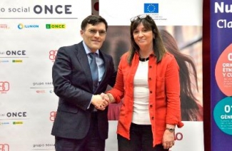 Foto del saludo tras la firma del convenio en Fundación ONCE