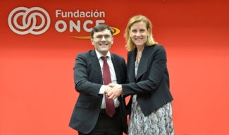 Foto del apretón de manos tras la firma del convenio en Fundación ONCE