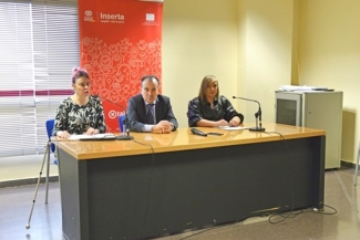 Foto de la mesa de presentación