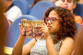 Foto de una de las estudiantes con discapacidad de los Campus de Fundación ONCE