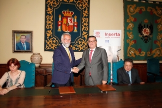 Foto del saludo tras la firma del convenio