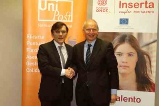 Foto del saludo tras la firma del convenio entre Unipost y Fundación ONCE