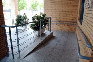 Foto de la rampa de entrada a un edificio
