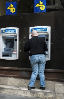 Foto de una persona con discapacidad en un cajero