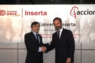 foto del saludo tras la firma del convenio