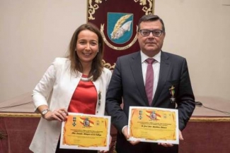 Foto de José Luis Martínez Donoso y Lourdes Márquez con el reconocimiento