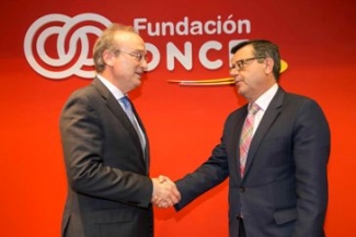 Foto del saludo tras la firma del convenio entre Aenor y Fundación ONCE