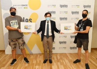 Foto de la entrega del Cupón conmemorativo