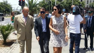 Foto del alcalde de Tenerife poniéndose en la piel de una persona ciega