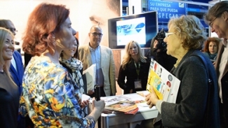 Manuela Carmena en el stand de Fundación ONCE