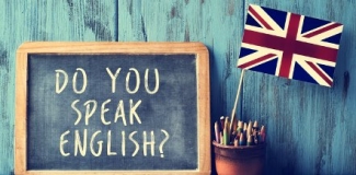 Foto de una pizarra con el texto "Do you speak english"