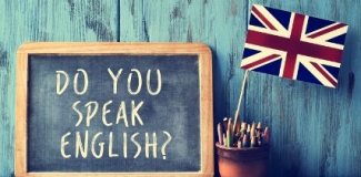 Ilustración de una pizarra en la que pone Do you speak English