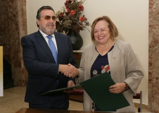 Foto del saludo tras la firma del convenio en Fundación ONCE