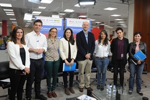 Foto de familia de las personas que han intervenido en el debate