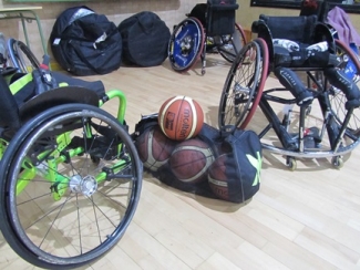 Foto en la que salen varias sillas de balencesto