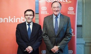 Foto de Alberto Durán y Pedro Guerrero tras la firma del convenio