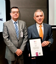 Foto de la entrega de la certificación Bequal a Repsol