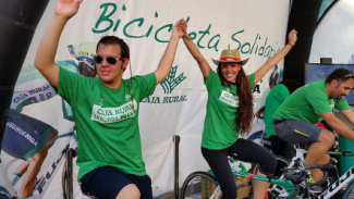 Foto de dos personas en la bicicleta solidaria