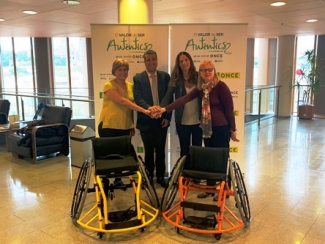Foto del momento de la donación de sillas de Fundación ONCE