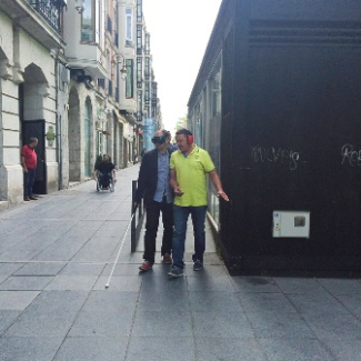 Foto de dos empresarios en el simulacro de discapacidad