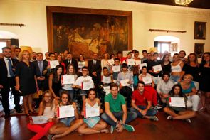 Foto de familia de todos los alumnos con sus diplomas