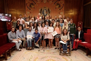 Foto de familia con los alumnos que han participado en el Campus Inclusivo de Fundación ONCE y Fundación Repsol