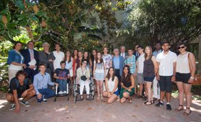 Foto de todos los participantes en el campus