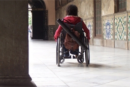 Foto de una persona con discapacidad en la universidad