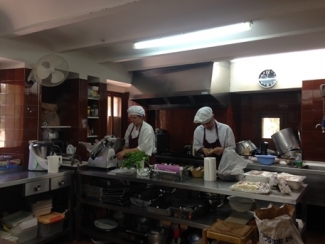 Foto de 2 personas trabajando en la cocina