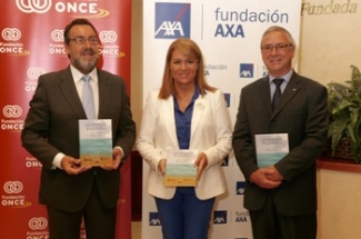 Foto de Susana Camarero, Miguel Carballeda y Jean Paul Rignault posando con el estudio