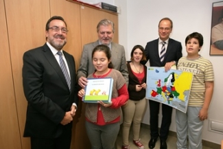 Foto de Miguel Carballeda, el ministro y el comisario con alumnos del CRE de la ONCE